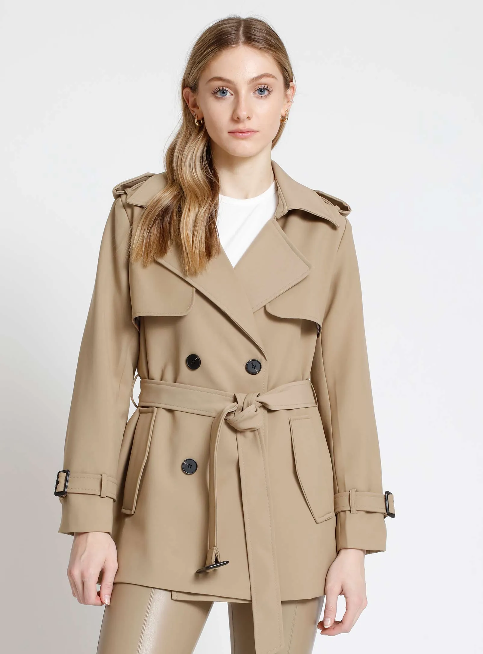 AUBREY | Short double breasted belted trench coat || AUBREY | Trench-coat court à double boutonnage ceinturé