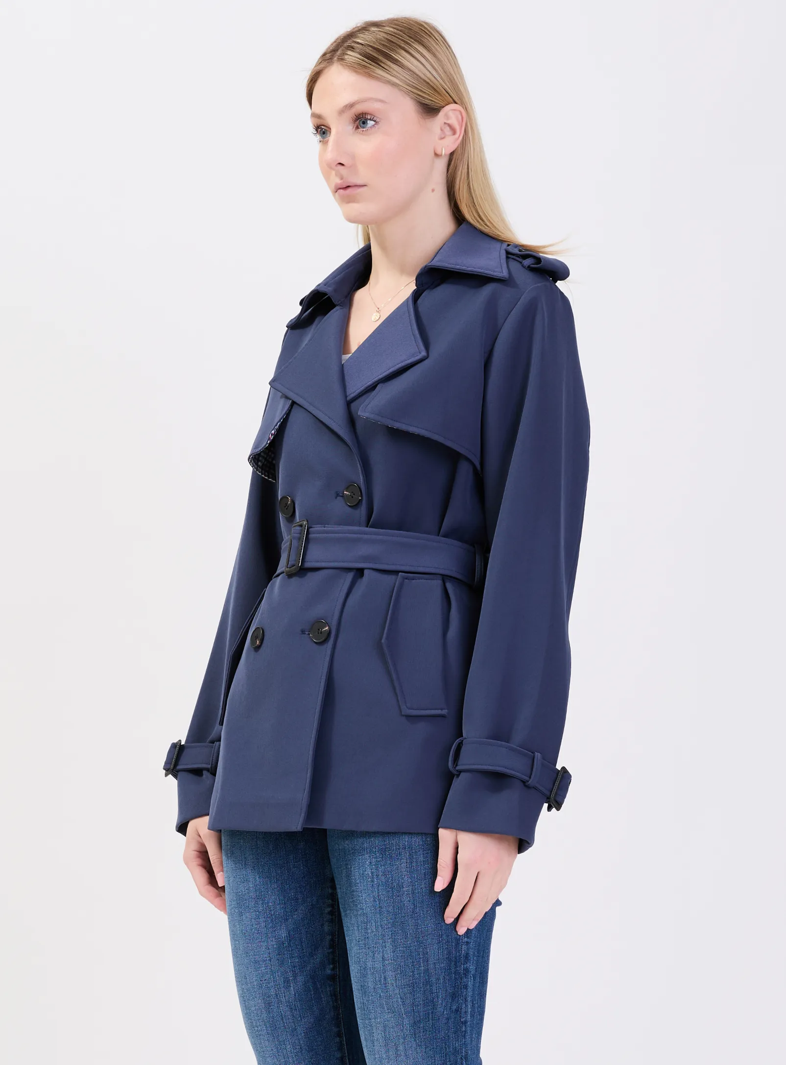 AUBREY | Short double breasted belted trench coat || AUBREY | Trench-coat court à double boutonnage ceinturé