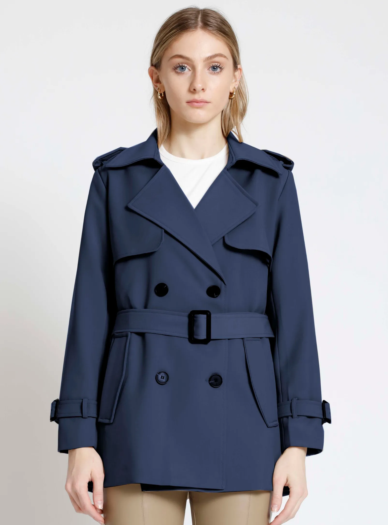 AUBREY | Short double breasted belted trench coat || AUBREY | Trench-coat court à double boutonnage ceinturé