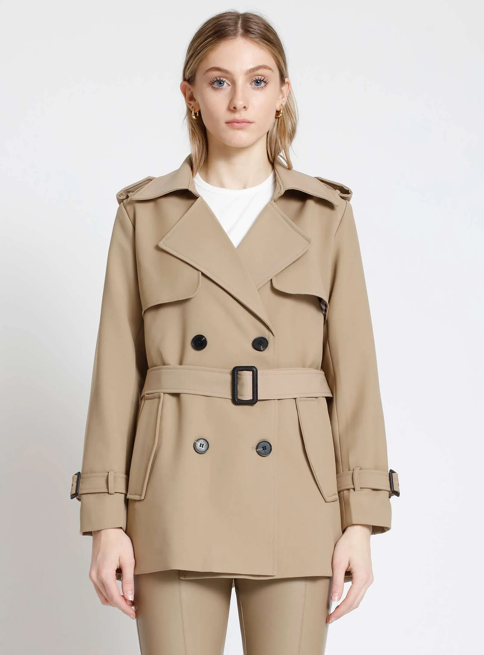 AUBREY | Short double breasted belted trench coat || AUBREY | Trench-coat court à double boutonnage ceinturé