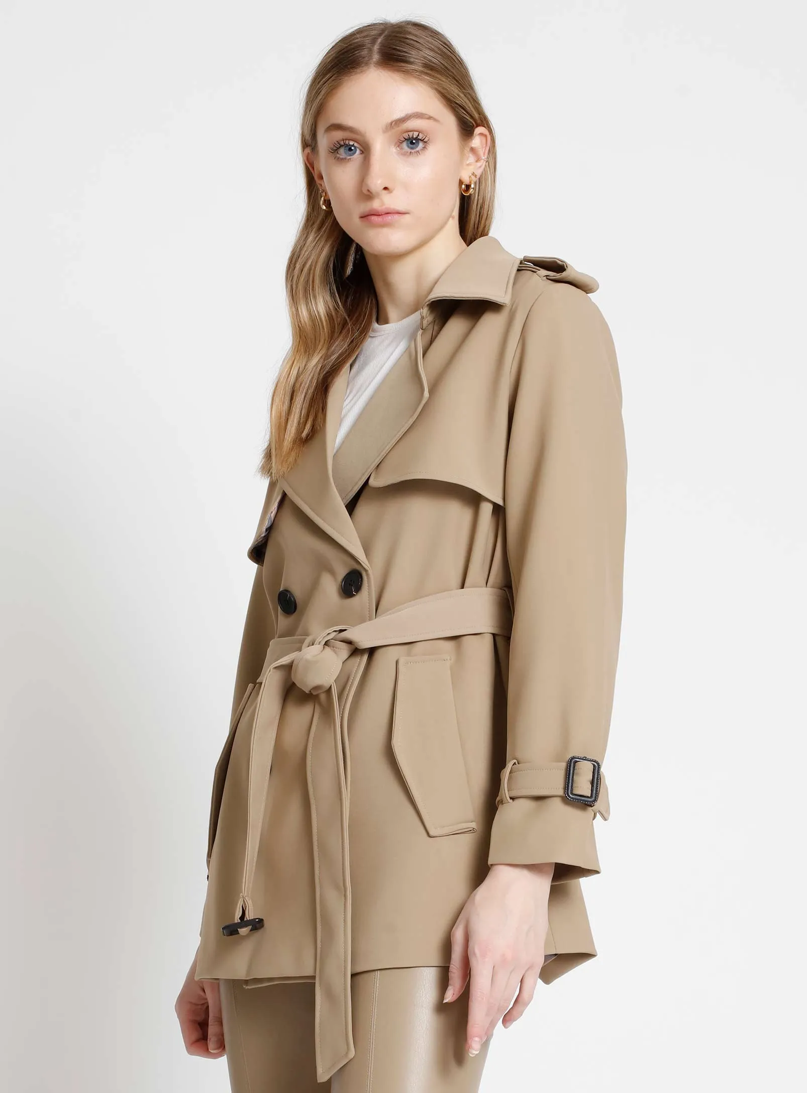 AUBREY | Short double breasted belted trench coat || AUBREY | Trench-coat court à double boutonnage ceinturé