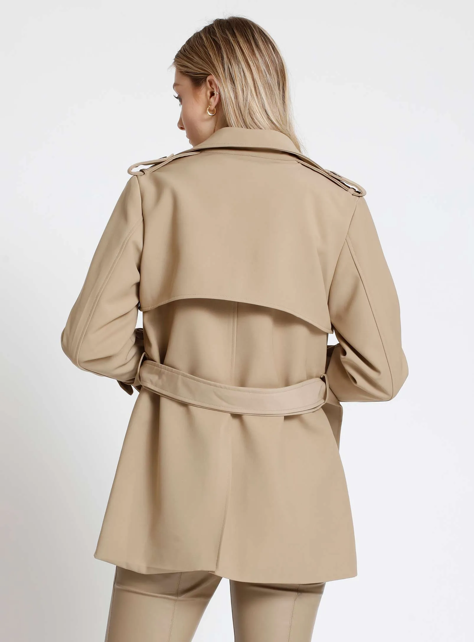 AUBREY | Short double breasted belted trench coat || AUBREY | Trench-coat court à double boutonnage ceinturé