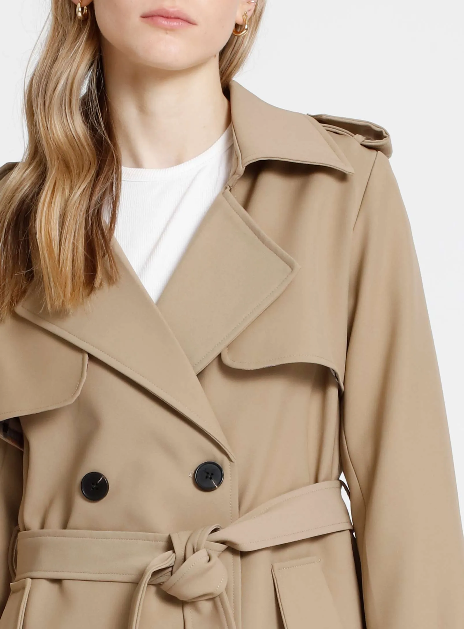 AUBREY | Short double breasted belted trench coat || AUBREY | Trench-coat court à double boutonnage ceinturé