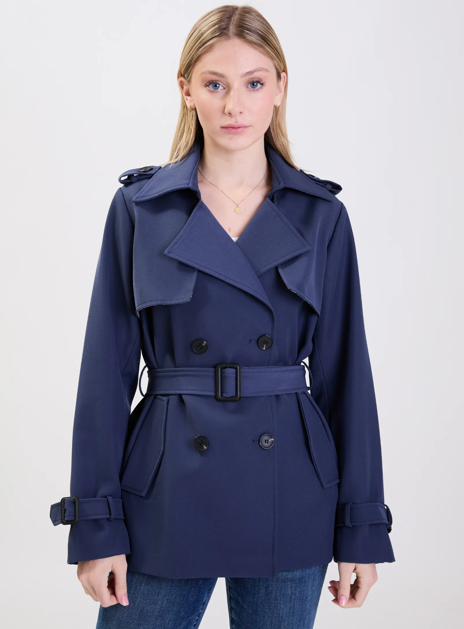 AUBREY | Short double breasted belted trench coat || AUBREY | Trench-coat court à double boutonnage ceinturé