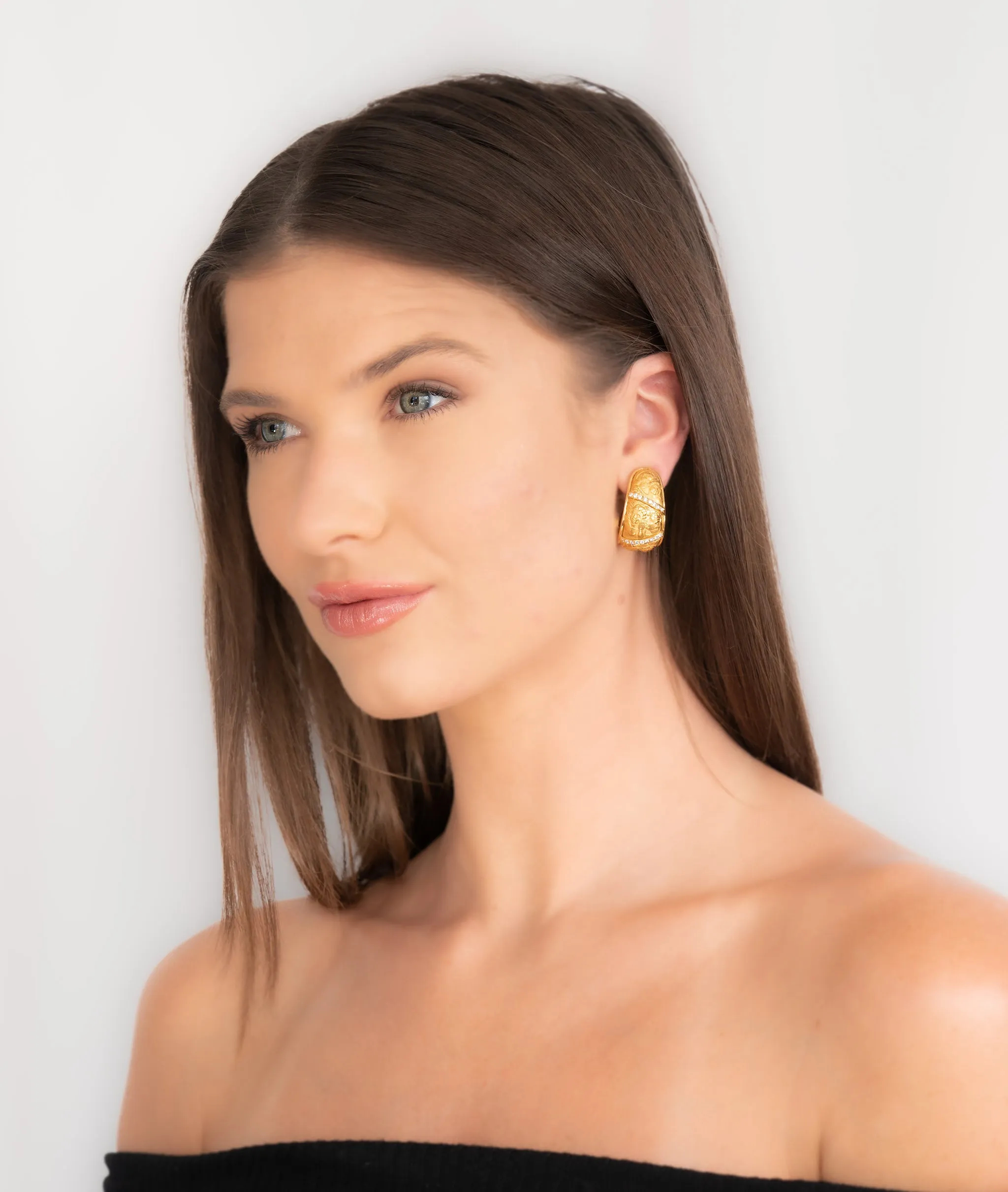 Carrera Y Carrera Diamond 18 Karat Yellow Gold Repoussé Cherub Vintage J Hoop Earirngs