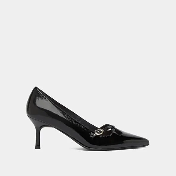 Cross-strap pumps in black shiny leather