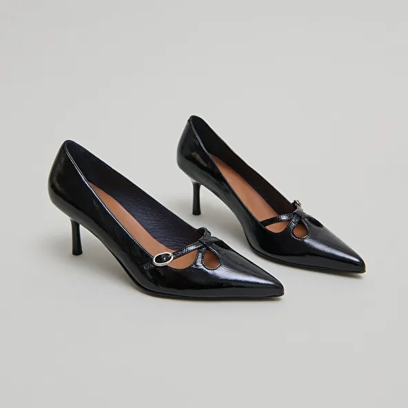 Cross-strap pumps in black shiny leather