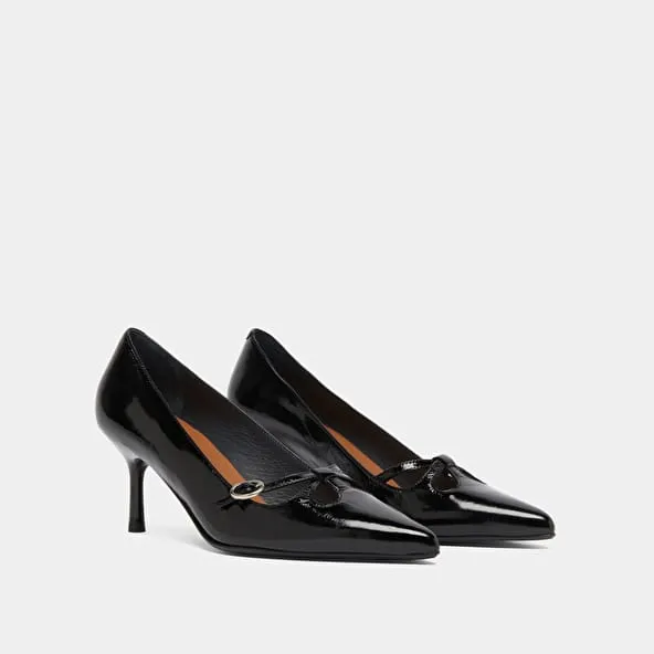 Cross-strap pumps in black shiny leather