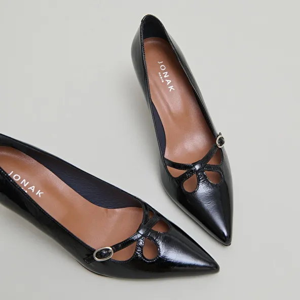 Cross-strap pumps in black shiny leather