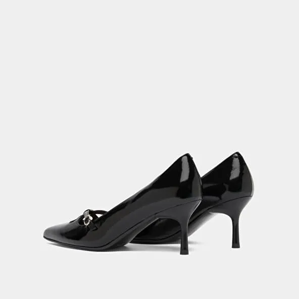 Cross-strap pumps in black shiny leather