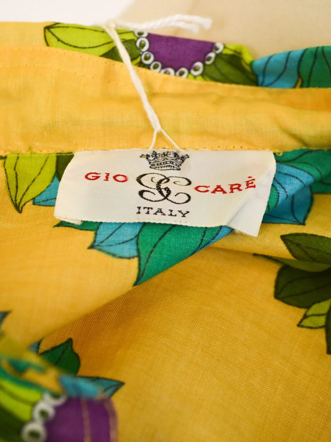 Gio Caré yellow flowered shirt with three-button closure, 70s