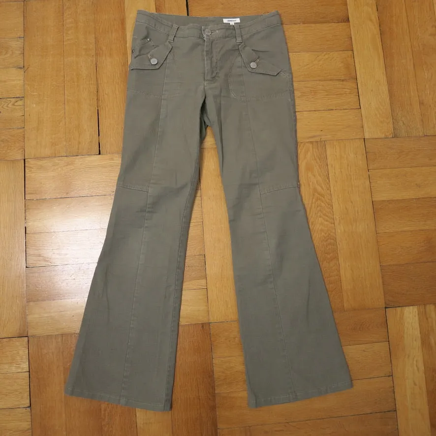       Olive trousers    