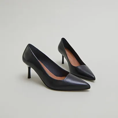 Pointed-toe pumps in black leather