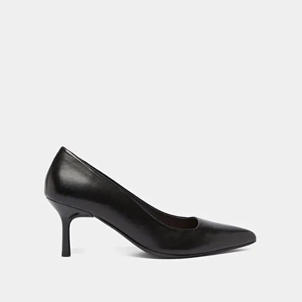 Pointed-toe pumps in black leather