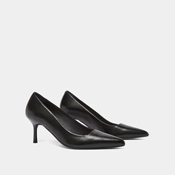 Pointed-toe pumps in black leather