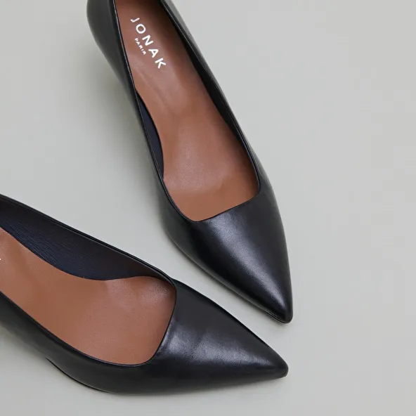 Pointed-toe pumps in black leather