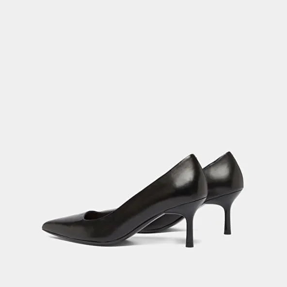 Pointed-toe pumps in black leather