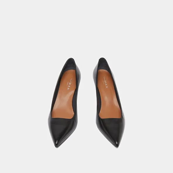 Pointed-toe pumps in black leather