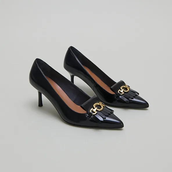 Pumps with gold bits in black leather