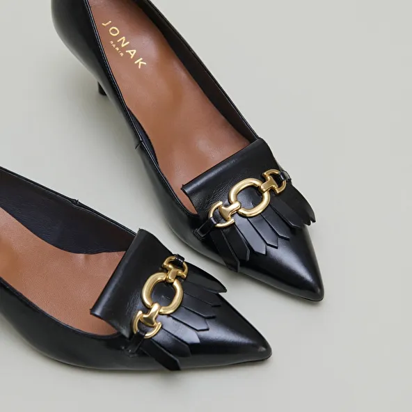 Pumps with gold bits in black leather