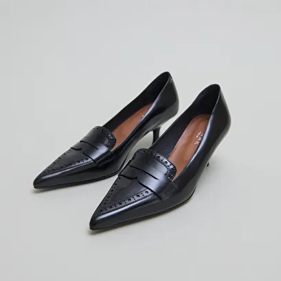 Pumps with pointed toes in black glazed leather