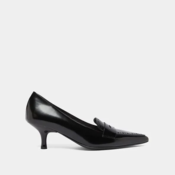 Pumps with pointed toes in black glazed leather