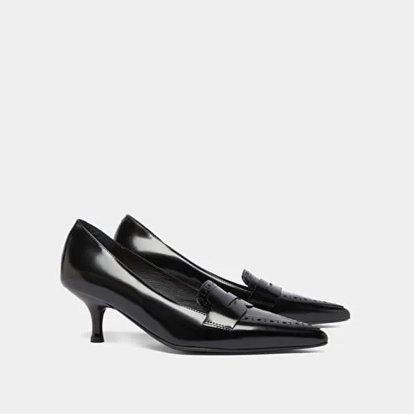 Pumps with pointed toes in black glazed leather