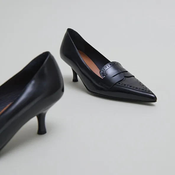 Pumps with pointed toes in black glazed leather