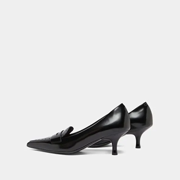 Pumps with pointed toes in black glazed leather