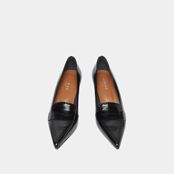 Pumps with pointed toes in black glazed leather