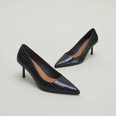 Pumps with pointed toes in black reptile leather