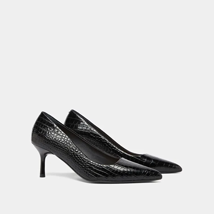 Pumps with pointed toes in black reptile leather