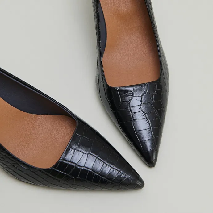 Pumps with pointed toes in black reptile leather