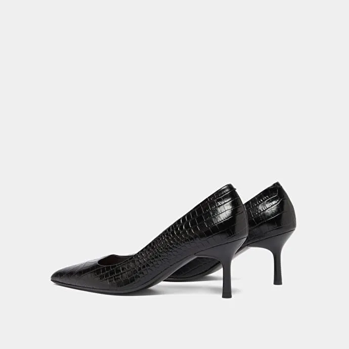 Pumps with pointed toes in black reptile leather