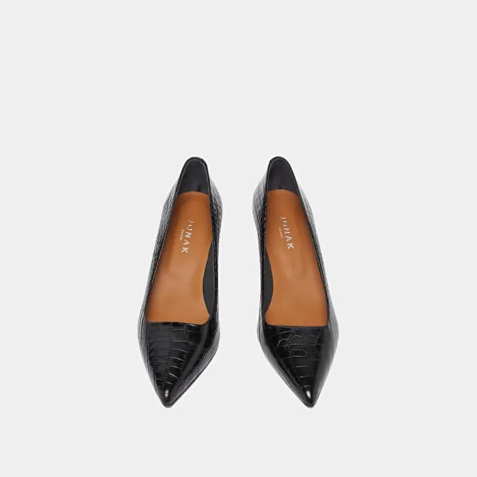 Pumps with pointed toes in black reptile leather