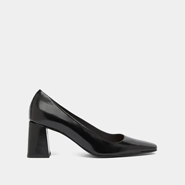 Wide-heeled pumps in black glazed leather