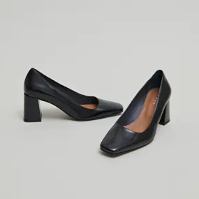 Wide-heeled pumps in black glazed leather