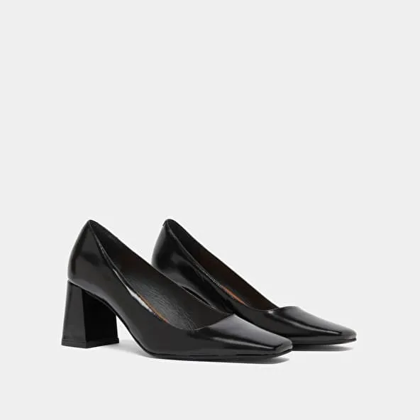 Wide-heeled pumps in black glazed leather