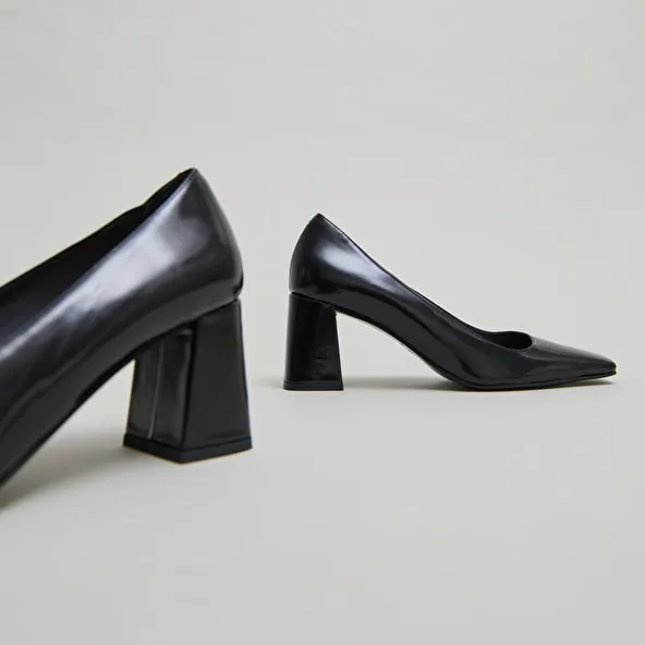 Wide-heeled pumps in black glazed leather