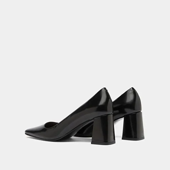 Wide-heeled pumps in black glazed leather