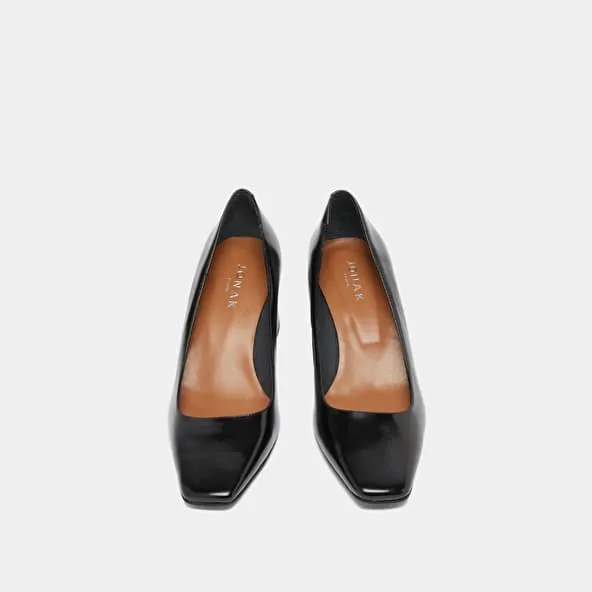 Wide-heeled pumps in black glazed leather